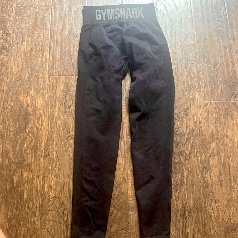 Gym shark leggings